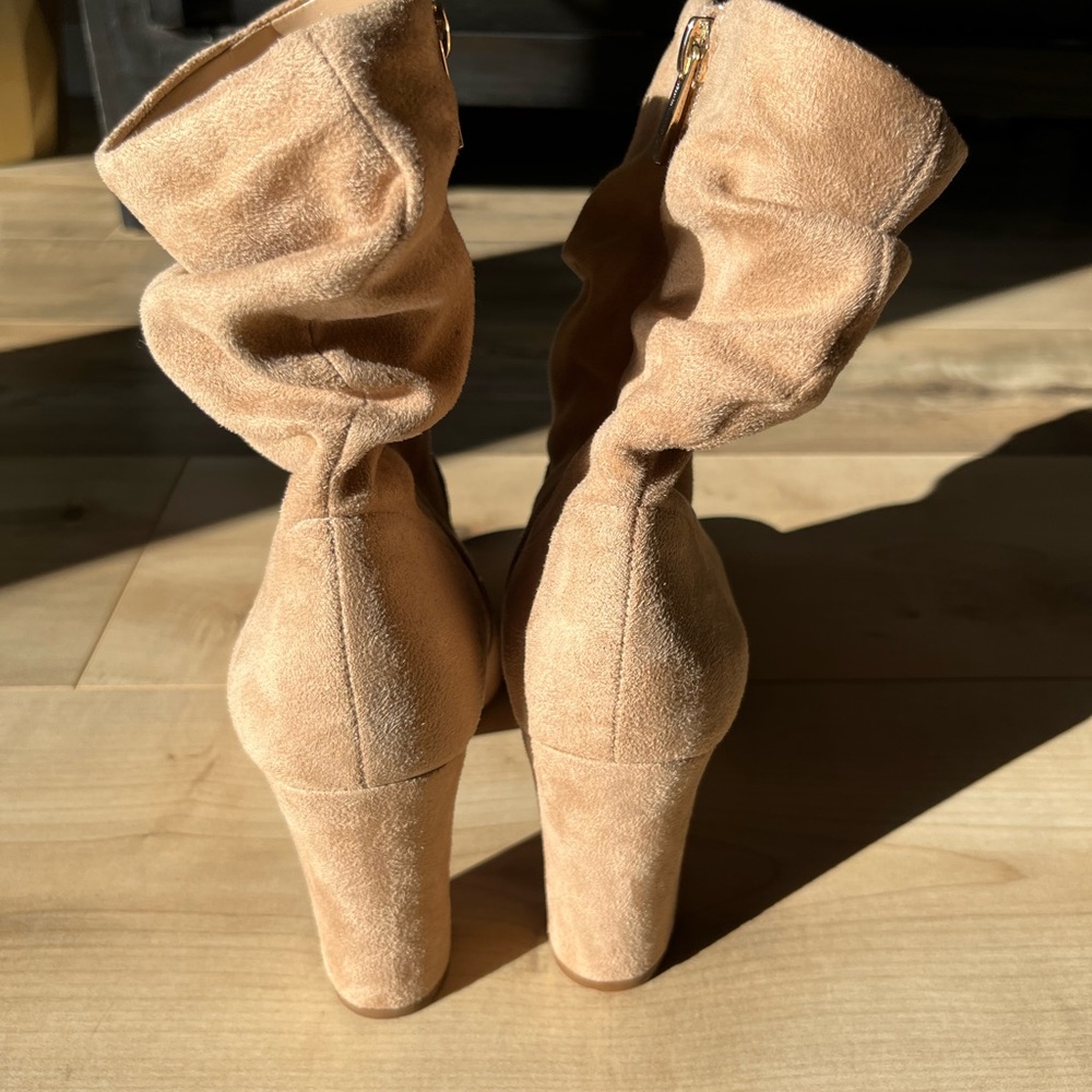 Gorgeous new without tags Jessica Simpson tan color booties size 8m